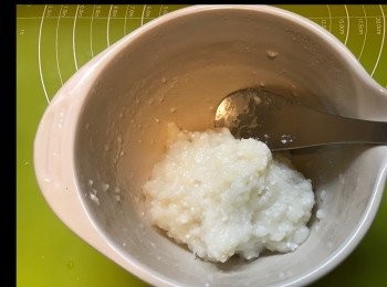 step4: 放入微波爐叮一分鐘，攪混。
再放入微波爐叮一分鍾。攪混至無大粒粒。