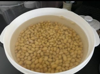 step2: 黃豆浸過一晚後，d水唔好倒，加水加至黃豆兩倍。