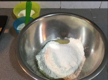 step1: 1）準備好<span class="group_1">材料</span>
2）將牛奶座暖加入乾酵母拌勻，靜止5分鐘