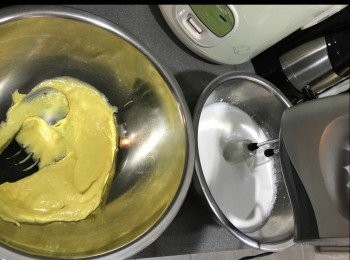 step13: 淡忌廉加少許糖打至企身，加入榴連蓉