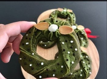 step9: 涼透後，加白色/黑色朱古力裝飾


https://m.facebook.com/KellyCookies2016/

☝🏻☝🏻專頁內有影片