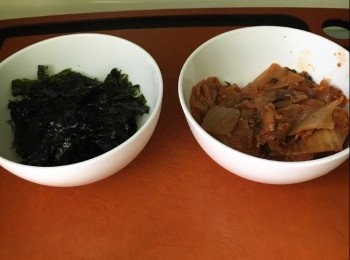 step5: 2. 泡菜盛起，隔去泡菜汁。
3. 韓式即食紫菜剪成絲狀。
4. 雞蛋與杏仁奶拌勻。