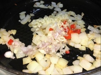 step6: 燒熱紅鍋中火，下橄欖油，無鹽牛油，炒香洋蔥 、乾蔥茸、蒜茸及紅辣椒。
倒入白酒中大火煮約1分鐘至酒精揮發，加入清雞湯及香葉煮滾，將龍躉 - 魷魚 - 中蝦 - 大蜆放入鍋内，灑上檸檬汁，蓋上煲蓋大火煮5分鐘，熄火焗5分鐘。