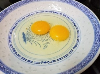 step3: 雞蛋 2 隻，少少鹽打好，再加入溫水搞至混和，
加入水的比例是雞蛋 1份對水1.5