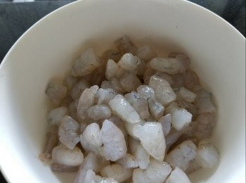 step1: 將蝦仁用少少雞粉，麻油，胡椒粉醃10分鐘