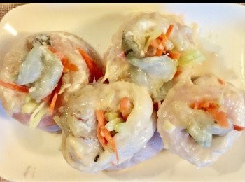 step4: 將龍利柳和蝦用少許鹽，胡椒粉，檸檬汁和白酒醮約7分鐘後備用。

將魚柳撒上一些玉米粉，鮮蝦放於中間，然後慢慢卷起每塊魚柳。

準備熱水，水滾將魚柳卷放在碟內去蒸約7-10分鐘，直至熟為止。

切瓜，用刀或匙舀起瓜肉成一小粒備用。