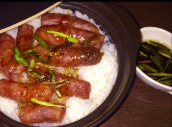 step4: 「臘腸煲仔飯」

先將臘腸洗淨，放入滾水煮5分鐘後取出後備用。

米煮到收水份後，放入臘腸一起蒸到飯熟為止。然後加上青菜和煲仔醬汁淋上便可。