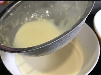 step2: 攪好麵糊過篩隔走粉粒