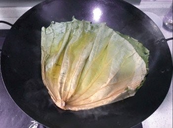 step2: 煲滾熱水熄火，將荷葉放入浸軟約10分鐘。抺乾待用