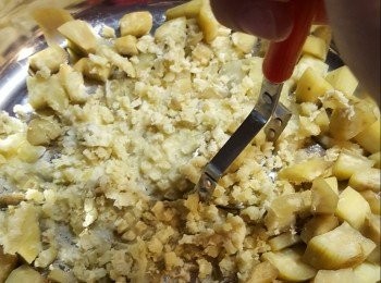 step1: 將370g蕃薯刨去皮後切粒,用大火蒸10分鐘蒸至淋身,再壓碎