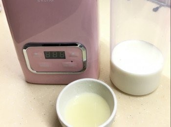 step1: 牛奶室溫放暖，膠樽用熱水浸透消毒