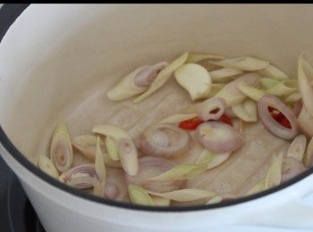 step2: 取一鍋子預熱油，炒香料頭和香茅。