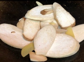 step3: 燒熱油鑊爆香薑蒜，放入杏鮑菇煎至金黄及呈軟身。