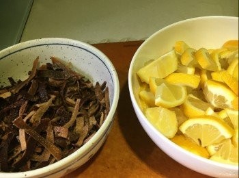 step3:  陳皮用凍水浸軟，用小刀刮去內裏的白色(囊)部份，切絲。