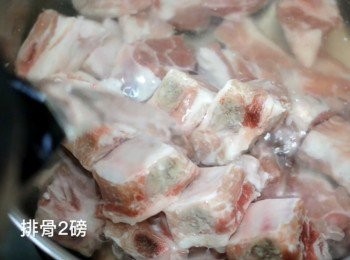 step1: 先將排骨出水, 冷水落鍋, 加入薑片及1茶匙鹽