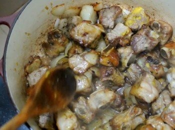 step5: 排骨變金黃後, 落入所有調味料炒勻