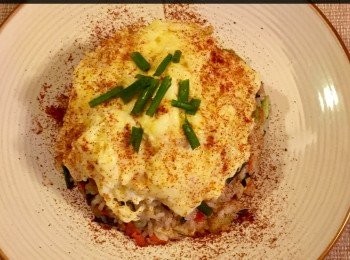 step3: 將雞蛋打成蛋漿，燒鍋加入油，將雞蛋漿倒入鍋內煎成一片狀，然後慢慢放上炒飯上便成。