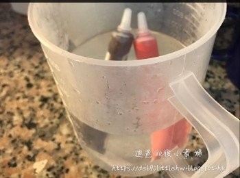 step5: 利用竹籤串起，首先串上香蕉，然後放上士多啤梨（尖部向上），最後串上綿花糖。