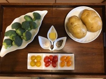 step1: 切西蘭花，烚好待用，車厘茄切半，待用