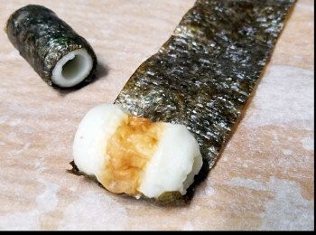step2: 紫菜切適當大小... 將竹輪卷捲起!