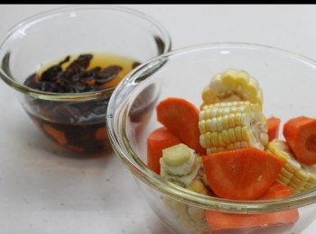 step2: 紅蘿蔔和粟米切件，羊肚菌沖洗後以清水浸泡15分鐘（浸泡的羊肚菌水留起備用）。