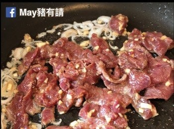 step4: 燒熱油鑊爆香乾葱，放入牛肉連<span class="group_2">醃料</span>快手炒匀。