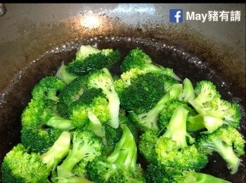 step2: 煮滾一鍋水，放少許糖和油。將西蘭花放入沸水中灼熟，撈起瀝乾。