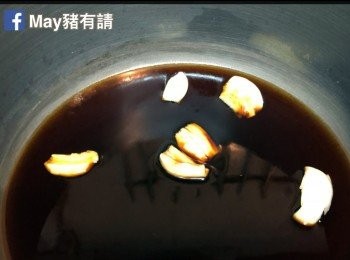 step1: 蒜頭用刀拍扁。清酒入鍋煮沸讓酒精揮發，加入蒜頭和醬油，煮沸後放涼。