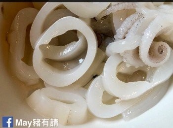 step1: 墨魚去衣、去內臟，拔走體內透明的硬殼，洗淨並切成半厘米闊墨魚圈。