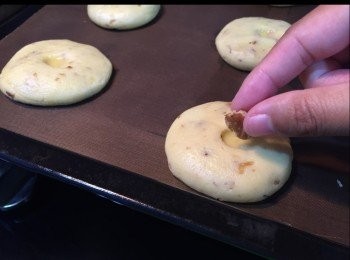 step6: 加少少裝飾，中間用手指壓一下，加少少蛋汁放上合桃