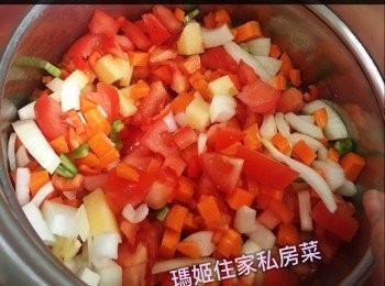 step2: 蕃茄去蒂洗乾淨切粒👉🏻備用👉🏻甘筍 薯仔批皮洗乾淨切粒👉🏻備用
～洋蔥滅衣切半用水浸一陣然後切條或切粒👉🏻椰菜切半再切條👉🏻用水浸沖洗👉🏻備用👉🏻青紅尖椒切蒂👉🏻切半👉🏻去核然後切粒
