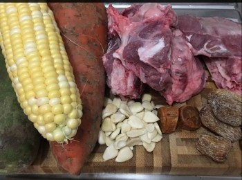 step1: 青紅蘿蔔洗好去皮切件
粟米切件