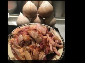 step1: 雞洗好切件，
用可醃料，醃15分鐘