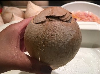 step2: 椰皇(可用刀背，輕輕博開)
取出椰皇水及果肉，
放入煲內