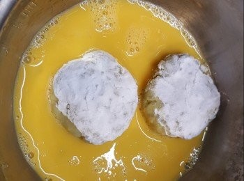 step5: 再拌入一隻雞蛋中拌勻沾滿蛋液