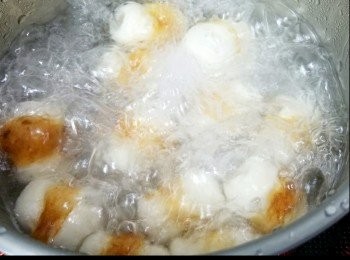 step1: 竹輪卷洗淨... 氽水一分鐘 ... 盛起瀝乾!