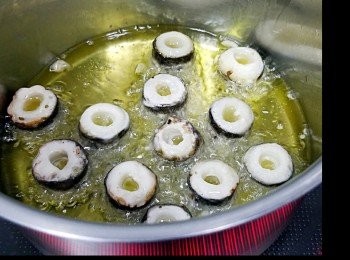 step6: 竹輪卷沾上粉漿... 中火炸至金黃!