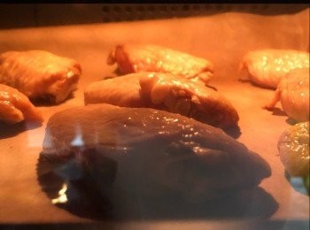 step3: 焗盤中鋪上焗爐紙。雞皮一面向上，入爐220度焗5分鐘。翻轉220度再焗5分鐘。