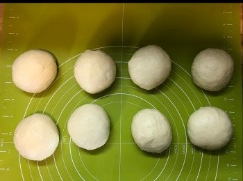 step4: 將粉團分成八份，修圓。