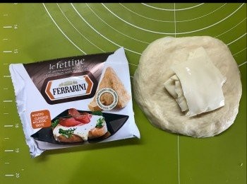 step5: 包入芝士，修圓，發酵大一個。
呢隻軟芝士焗熱軟淋淋，好好食！