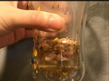 step1: 將玫瑰花撕碎，浸入熱水沖成茶。