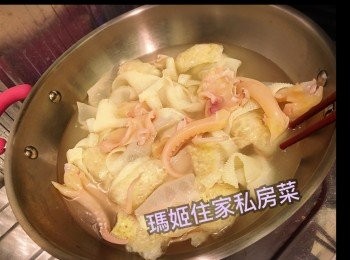 step2: 預先煲一煲滾水👉🏻落雞粉搞溶👉🏻落魷魚豬皮牛栢葉氽水15Mins