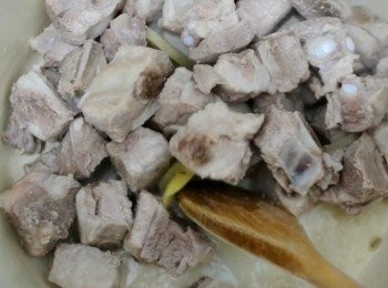 step3: 熱鍋, 落橄欖油, 落排骨炒至金黃