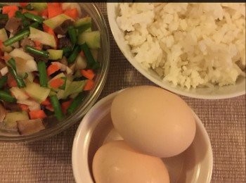 step1: <span class="group_1">食材</span>：
1杯煮好的白飯
2-3湯匙油
2-3隻雞蛋
1 湯匙切碎洋葱
1湯匙切碎紅蘿蔔
1湯匙切碎西芹
1湯匙切碎香茹
1/2 茶匙薑蓉 
1/2茶匙切碎芫茜
1湯匙切碎菜粒或青豆角

調味料：
少許生抽，鹽，糖和胡椒粉