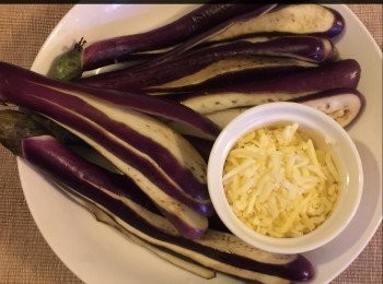 step1: <span class="group_1">食材</span>：
1杯煮好的白飯
2-3湯匙油
2-3隻雞蛋
1 湯匙切碎洋葱
1湯匙切碎紅蘿蔔
1湯匙切碎西芹
1湯匙切碎香茹
1/2 茶匙薑蓉 
1/2茶匙切碎芫茜
1湯匙切碎菜粒或青豆角
1小杯芝士茸

調味料：
少許生抽，鹽，糖和胡椒粉