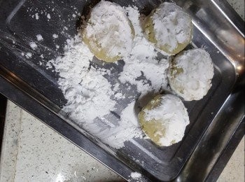 step4: 將蕃薯搓一個個成餅型狀,再沾滿生粉