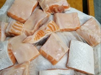 step1: 三文魚腩切開一段段,洗淨後用廚房紙索亁水份