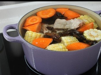 step3: 把材料放到大鍋內，注入清水，煮滾後以中大火煲15分鐘，再調至小火煲2小時，最後以適量鹽調味。