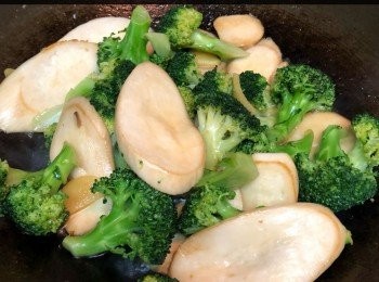 step4: 放入<span class="group_2">醬汁</span>炒匀，煮至杏鮑菇上色，最後加入西蘭花及按喜好加生粉水勾薄芡即成。