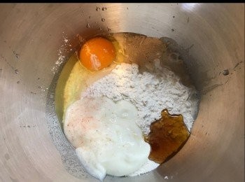 step1: 除咗糖霜同芝士，將所有材料放入廚師機打成粉團。